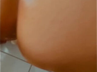 Masage en las nalgas a Mayte