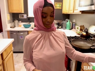 savanna siren & Peter Green in Shy Hijab Girl Learns All About a Weird American Tradition - TeenPies