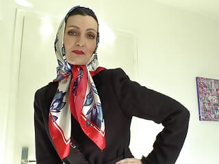 Lady Victoria Valente Showed Elegant Satin Headscarves Scarf Queen