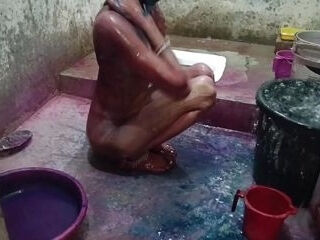 My Randi Didi Dolly came from all over the locality to play Holi and went to take a bath in the bathroom, I secretly made a video